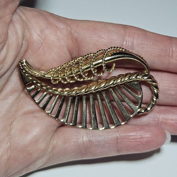 Vintage Signed Volupte Gold Tone Polished Leaf Shape Pin Brooch - Picture 1 of 10